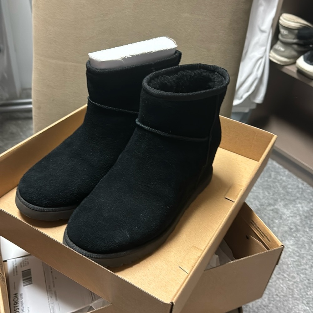 UGGS- classic femme mini black wedge boot